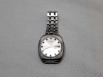 Relógio de pulso automático da Seiko com fundo branco, funcionando perfeitamente.