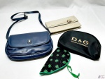 Lote de Bolsas e acessórios feminino. Composto por 1 bolsa de alcinha, 1 bolsa/carteira de mão e 2 nécessaires. Peças com marcas de guardado.