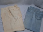 Lote de 2 Calças masculina. Sendo 1 Jeans e a outra de Linho. Peças em ótimo estado, apenas com marcas de guardado. Ambas TAM: 44