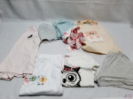 Lote de Roupas Infantis. Composto por 3 camisas, 1 short, 1 cachecol, etc. Peças com marca de guardado. Tamanhos: 6 a 8 anos.