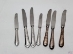 Lote composto de 7 facas diversas, sendo 3 de mesa em prata 90, 2 de mesa em aço inox e 2 de sobremesa em aço inox.