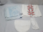 Lote de Paninhos de Cozinha. Composto por 1 toalha de mesa, caminhos de mesa, etc. Peças em bom estado , com algumas marcas de guardado. Medindo a toalha: 230 X 130 CM.