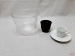 Lote da Nespresso, composto de xícara de café, copo em porcelana e balde para cápsulas em acrílico. Medindo o balde 18cm de diâmetro x 14cm de altura.
