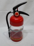 Garrafa, sifão na forma de extintor de incêndio em acrílico. Medindo 34cm de altura total.