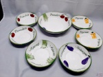 Bowl com 6 pratos de massas em porcelana pintada. Medindo o bowl 30cm de diâmetro x 7cm de altura e os pratos 21cm de diâmetro x 5cm de altura. Alguns leves bicados.