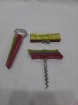 Lote com 2 itens para bar em baquelite, composto de saca rolha, abridor de garrafa e 1 punho em baquelite. Medindo o abridor de garrafa 13cm de comprimento.