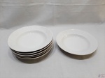 Jogo de 6 pratos fundos em porcelana branca com relevo na borda. Medindo 23cm de diâmetro.
