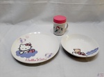 Lote composto de prato raso e prato fundo em porcelana da Helly Kitty e caneca em plástico com tampa da Tok&Stok. Medindo o prato raso 25cm de diâmetro.