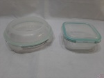 Lote de 2 travessas em vidro temperado com tampa hermética. Medindo a redonda 21cm de diâmetro x 4cm de altura.