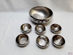 Bowl com 6 cumbucas em aço inox Alessi. Medindo o bowl 25,5cm de diâmetro x 9,5cm de altura e as cumbucas 10cm de diâmetro x 4,5cm de altura.