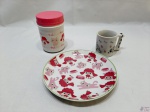 Lote composto de prato de bolo em porcelana, caneca infantil em porcelana e caneca da Tok&Stok em plástico duro com tampa. Medindo o prato 19cm de diâmetro.