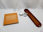 Lote diverso composto de bowl e cremeira em porcelana, 2 taças longas em vidro, bandeja fina e tábua em madeira. Medindo a bandeja 50cm de comprimento x 10,5cm de largura.