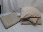 Lote de 4 almofadas. Medindo a maior 48cm x 48cm.