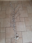 Enfeite para vaso de flores. Medindo 130cm de altura. Com pisca pisca, porem necessita de reparo.