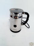 Espumador De Leite Aeroccino Nespresso 3192 - 122v . Medidas 15 cm altura x 9 cm diametro.Funcionamento desconhecido Acende a Luz.