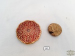 Lote 2 Espelhos de Mão para Pó Compacto sendo 1 Ingles . Medidas 5 cm e 8 cm Diametro.
