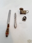 Lote 4 Peças em Metal Prateado sendo 1 Faca, 1 Quebra Nozes, 1 Palmatoria e 1 Porta Adoçantes . Medidas  Faca 30 cm comprimento, Quebra Nozes 17 cm comprimento, Palmatoria 6 cm x 6 cm altura e Porta Adoçantes 4,5 cm altura.