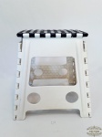 Banco Banqueta Dobrável em Plástico Branco e Preto. Medidas 40 cm altura x 28 cm x 21 cm.