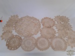 Lote 18 Panos Diversos em Crochê na Cor Bege. Medidas Maior 41 cm diametro e Menor 18 cm diametro.