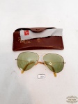 Óculos de Sol Feminino modelo aviador  com Case Rayban. Medida 13 cm. O oculos esta sem descriçao de autenticidade