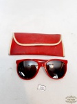Óculos de Sol Feminino Vuarnet Vermelho com  Case . Medida 14 cm comprimento