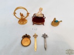 Lote 6 Peças sendo 1 Saleiro, 3 Marca Livros  e 2 Objetos Decorativos. Medidas Marca Livros Flor de Lis 7 cm comprimento , Saleiro 4 cm x 2 cm, Sofá 6 cm x 5,5 cm e Anjo 8 cm altura.