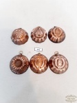 6 Forminhas Decorativas em Metal Acobreado para Pendurar. Medida 5 cm diametro.