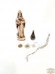 Lote 7 Peças Arte Sacra Diversos sendo  1 São Bento em Gesso 20 cm altura, 1 Nossa Senhora 7 cm altura , 1 Terço e 4 Pingentes