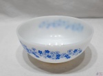 Bowl em vidro opalinado Termo-Rey com flores azuis. Medindo 19cm de diâmetro x 8cm de altura.
