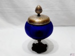 Compoteira em vidro azul com tampa e pé em prata 90. Medindo 24,5cm de altura x 15cm de diâmetro de bojo.
