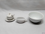 Lote composto de bowl, molheira e açucareiro em porcelana branca. Medindo o bowl 15cm de diâmetro x 7,5cm de altura.