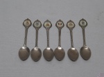Jogo de 6 colheres de chá em metal prateado com brasões da Austrália. Medindo 11,5cm de comprimento.