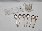 Lote composto de petisqueira retangular em cristal Tcheco Bohemia lapidado, cremeira em vidro moldado e 6 colheres de sorvete em prata 90 Eberle. Medindo a petisqueira 18cm x 11cm.