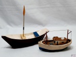 Lote de 2 enfeites de barcos pesqueiros em madeira. Medindo o maior 25,5cm de comprimento x 22cm de altura.