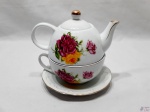 Jogo de xícara de chá com bule em porcelana floral com friso ouro. Medindo o bule 16,5cm bico alça x 11cm de altura.