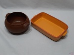 Lote de travessa retangular e bowl tipo caldeirão em cerâmica. Medindo a travessa 26cm x 15,5cm x 5,5cm de altura.