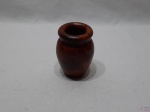 Pequeno vaso em madeira esculpido em um único bloco. Medindo 9,5cm de altura.