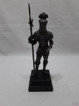 Armadura Ser XVI em chumbo com peanha em resina. Medindo 24,5cm de altura.
