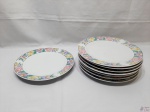 Jogo de 8 pratos rasos em porcelana com estampa floral. Medindo 26,5cm de diâmetro.