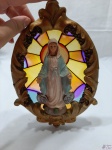 Imagem de Nossa Senhora em resina com fundo em mosaico. Medindo 25cm x 17,5cm. Com leve bicado na mão.