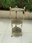Cantoneira com 3 andares em bronze trabalhado. Medindo 24cm de diâmetro x 73cm de altura.