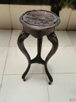 Antiga cantoneira em madeira nobre. Medindo 27,5cm de diâmetro x 66cm de altura.