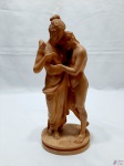 Escultura de casal grego em resina. Medindo 25cm de altura.