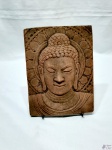 Imagem de Buda feita sob cerâmica com suporte para mesa. Medindo a imagem 21,5cm x 16cm.