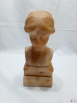 Escultura de busto em alabastro com selo de bronze na base. Medindo 21cm de altura.