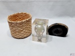 Lote composto de cesta em ratam, enfeite de cubo em acrílico com lâmpada no interior e enfeite de lâmina de pedra. Medindo a cesta 12,5cm de altura x 14cm de diâmetro.