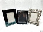 Lote de 3 porta retratos, sendo um espelhado, um em resina com metal prateado e um em madeira com metal prateado.