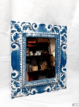 Espelho para pendurar com moldura em madeira com patina azul e branca. Medindo a moldura 38cm x 32cm.
