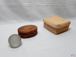 Lote composto de 2 caixas em ratam e um peso de papel na forma de bola em vidro fosco. Medindo a caixa maior 15cm x 15cm x 8cm de altura.