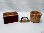 Lote composto de relógio de mesa à quartz, cesta em ratam e caixa retangular em madeira com imagem na tampa. Medindo a caixa 17cm x 11,5cm x 10cm de altura.